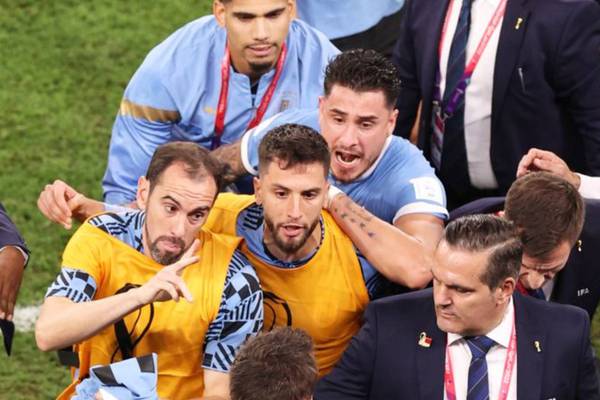 Jugador de Uruguay le pegó terrible codazo al director de competiciones de la FIFA
