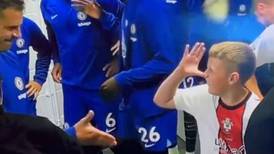 Niño ‘cogió de parche’ al jugador del Chelsea y lo dejó con la mano estirada