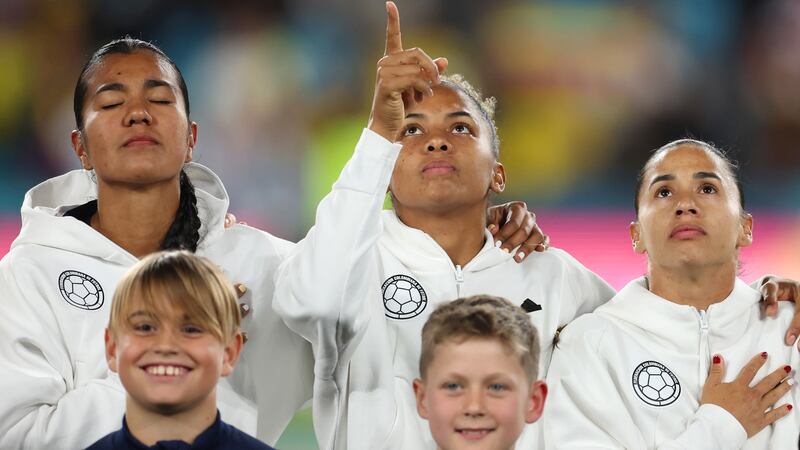 Jugadoras e hinchas de la Selección Colombia conmovieron cantando el himno en los cuartos de final del Mundial Femenino