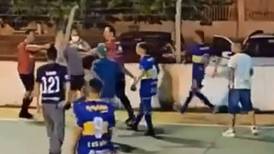 Árbitro amenaza con arma y golpea a jugadores de fútbol en Brasil