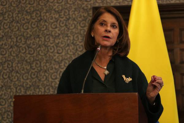 Marta Lucía Ramírez pide estatus salarial para el fútbol femenino en Colombia