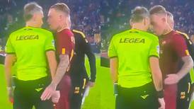 Más bravo que Wilmar Roldán: árbitro casi se va a los golpes con jugador en Italia