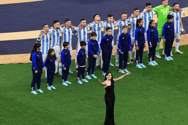 Mujer que cantó el himno de Argentina fue acosada en la tribuna del estadio de Qatar