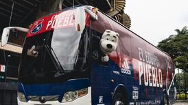 Pillaron a los jugadores del Medellín empujando el bus del club, que se varó en plena calle