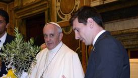 “Habla con el jefe”, hinchas de Argentina piden al Papa que ‘se ponga la 10′