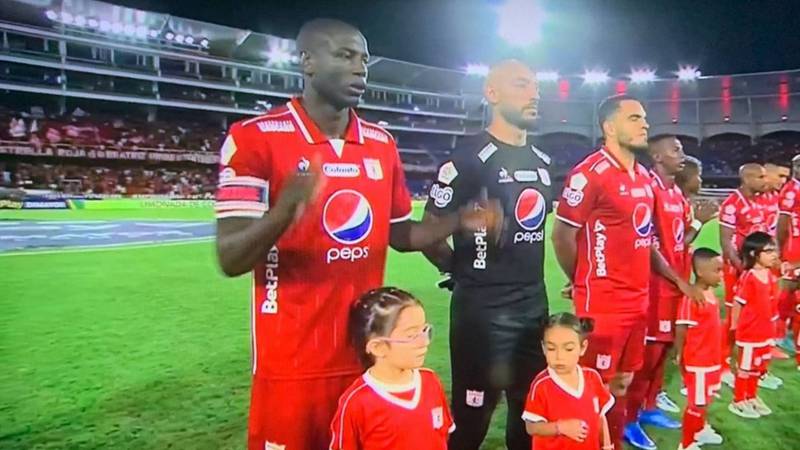Adrián Ramos entró a la cancha del Estadio Pascual Guerrero con su hija
