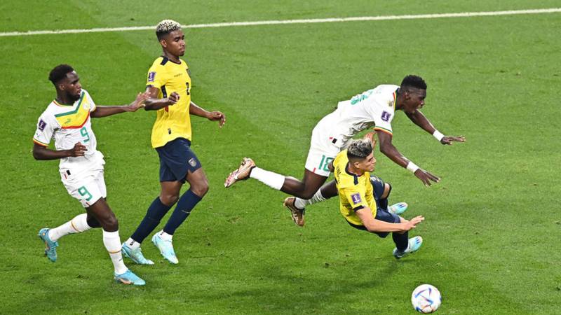 Clement Turpin decretó penalti a favor de Senegal contra Ecuador.