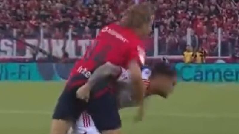 Jugador le metió la mano en la cola a su rival en pleno partido entre Atlético Paranaense e Internacional