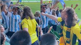 El australiano más valiente: él solo encaró a hinchas argentinos por celebrarle en la cara