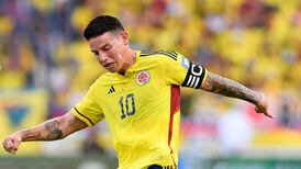 “Hay que nacionalizarlo”, árbitro defendió a James de los paraguayos y la hinchada de Colombia lo amó