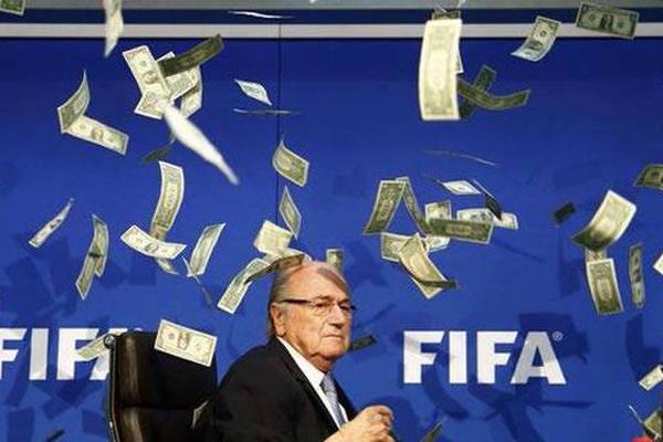 Video: A Blatter le tiraron billetes en plena rueda de prensa
