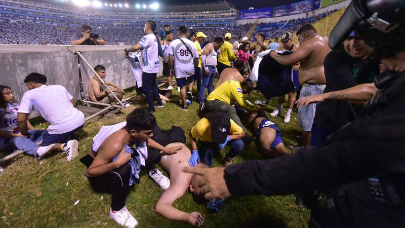 Tragedia en El Salvador por estampida en estadio