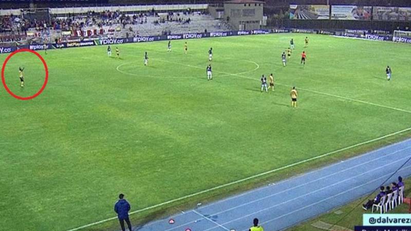 Marco Pérez aprovechó un infantil descuido de la defensa de Junior y Águilas Doradas casi marca insólito gol.