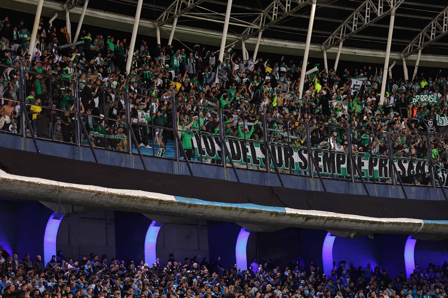 Racing – Nacional: una multitud de hinchas de Nacional se hizo presente en Argentina