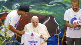 Papa Francisco anuncia partido de homenaje a Maradona junto a Ronaldinho y Dani Alves