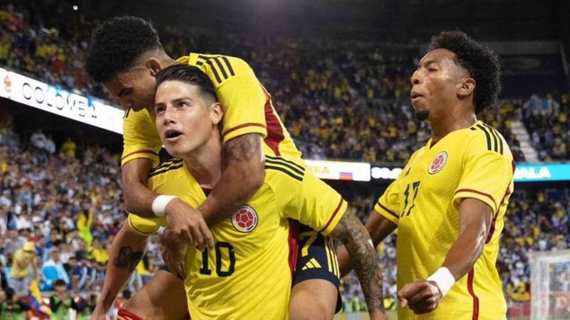 Johan Mojica sobre James Rodríguez después de Colombia vs. Guatemala