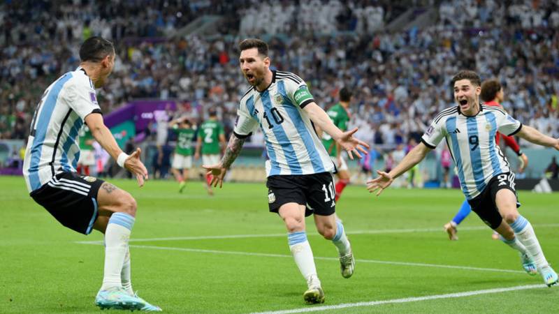 Lionel Messi celebra su gol ante México.