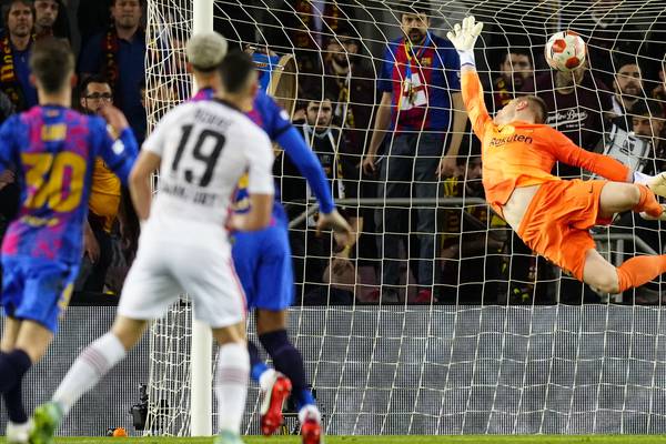 Golazo de Santos Borré al Barça, elegido el mejor de la semana por la UEFA