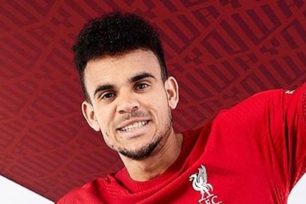 Luis Díaz se robó el show en la presentación del nuevo uniforme del Liverpool