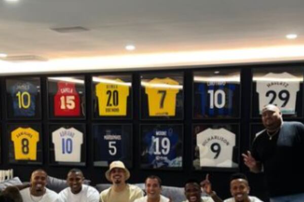 Estrella del Real Madrid presumió su colección de camisetas y tiene una de James