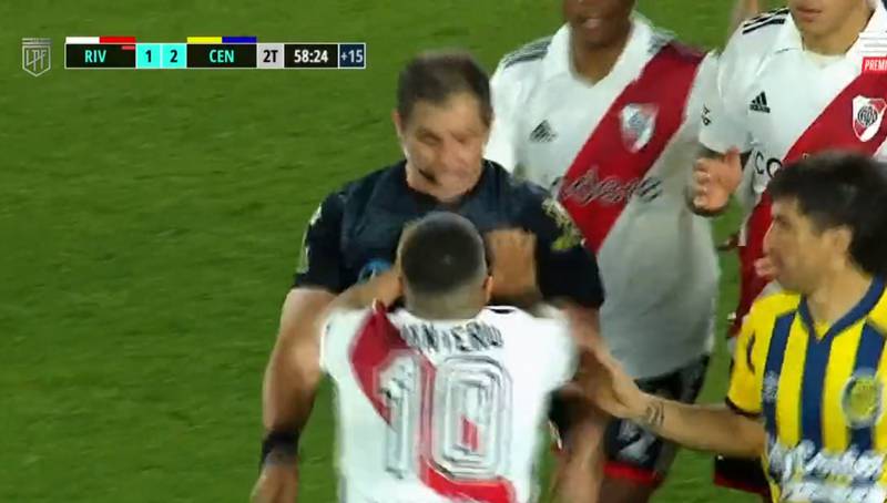 Juan Fernando Quintero se desencajó, le metió un empujón al árbitro y se fue expulsado