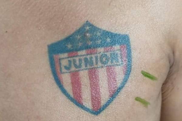 El amor por Junior al olvido: curten a hincha que se tapó su tatuaje del escudo