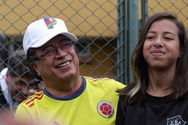  ¿La volvieron a abuchear? Antonella Petro estuvo en partido del fútbol colombiano y su hermano Nicolás contó cómo les fue