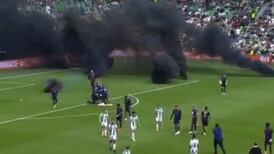 Con bombas de humo: hinchas forzaron suspensión de partido en Países Bajos