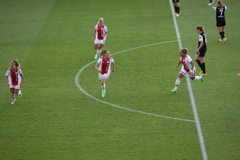 Eshly Baker celebra su golazo de chilena ante el Eintracht de Frankfurt.