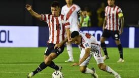 El balón no quiso entrar en Paraguay vs Perú: Insólita jugada de tres palos en dos minutos