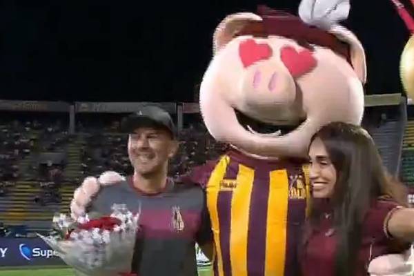 Mujer le pidió matrimonio a su novio en pleno estadio del Tolima