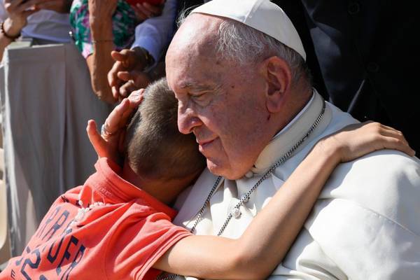 Un niño se pegó el viaje hasta Roma y le regaló al Papa Francisco la camiseta de un equipo colombiano