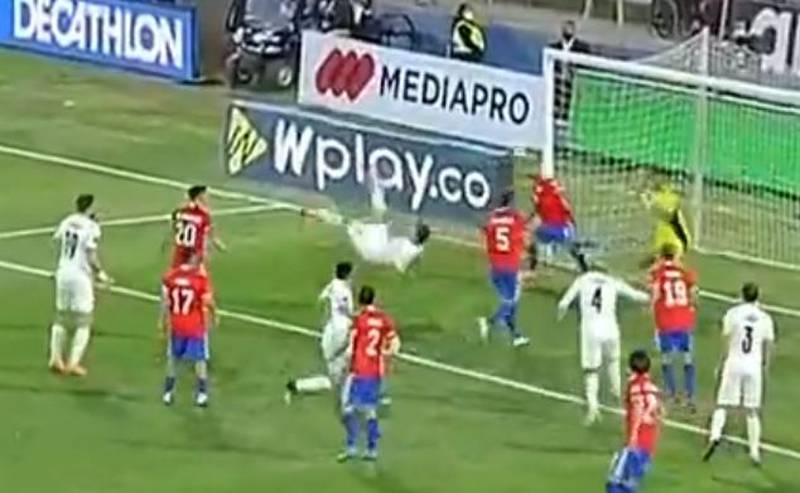 ¡Una joya! Espectacular gol de chilena de Luis Suárez para liquidar a Chile
