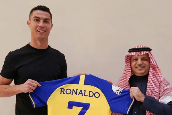 Cristiano Ronaldo ya llegó a Arabia Saudita y todos están muy felices... menos su hijo