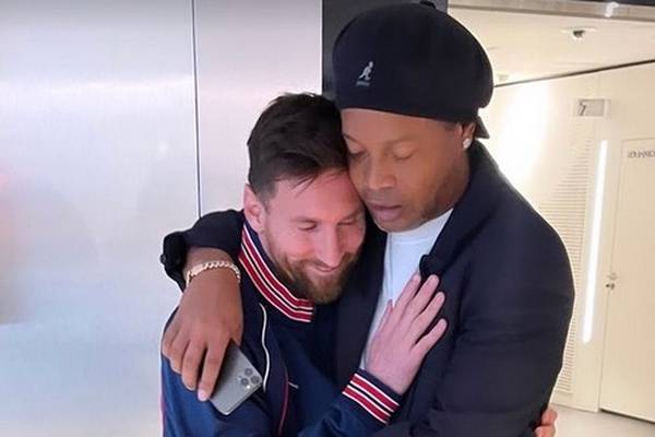 Messi y Ronaldinho tienen emotivo reencuentro