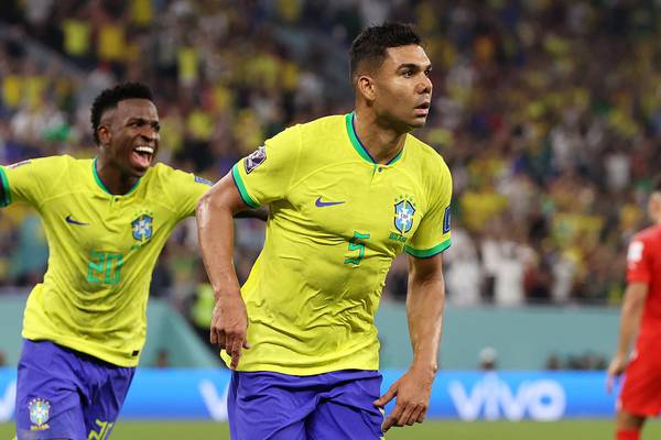 Casemiro ‘salvó la patria’ y Brasil es la segunda clasificada a octavos de final
