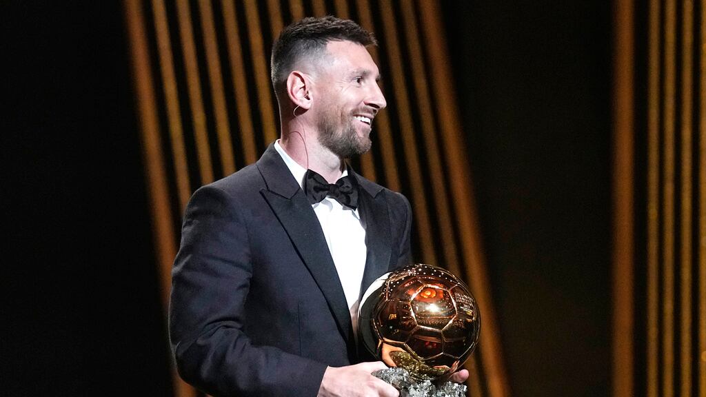 El futbolista argentino alzó su octavo balón de oro. (AP Photo/Michel Euler)