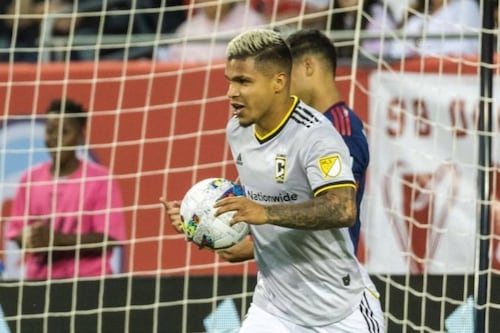 ‘Cucho’ Hernández metió un golazo de cabeza y celebró con hinchas del Pereira