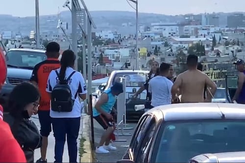VIDEO: Integrantes de la barra de los Tuzos agreden a aficionados de Monterrey