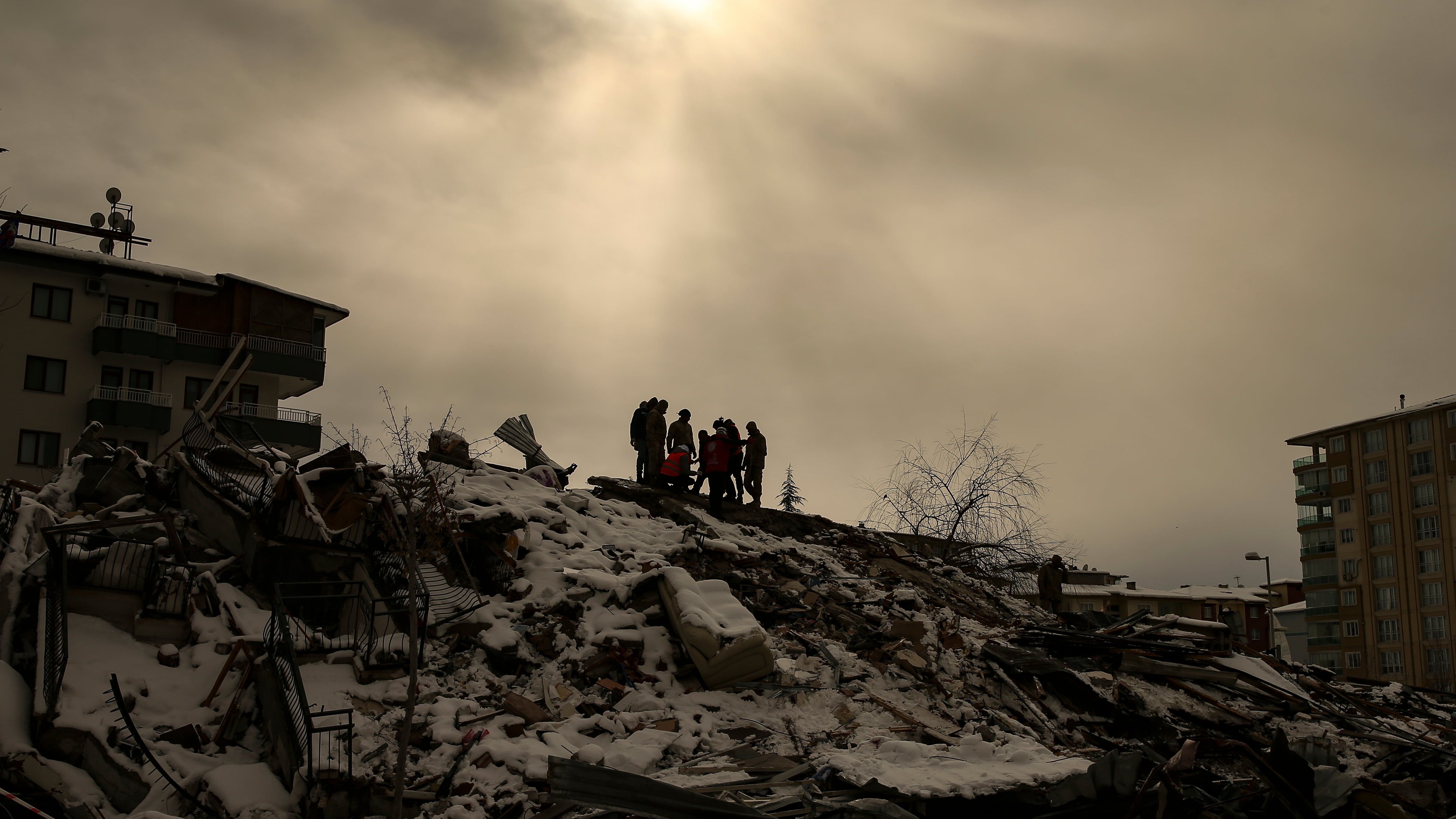 Aumenta cifra de fallecidos a más de 17 mil 500 por terremotos en Turquía y Siria