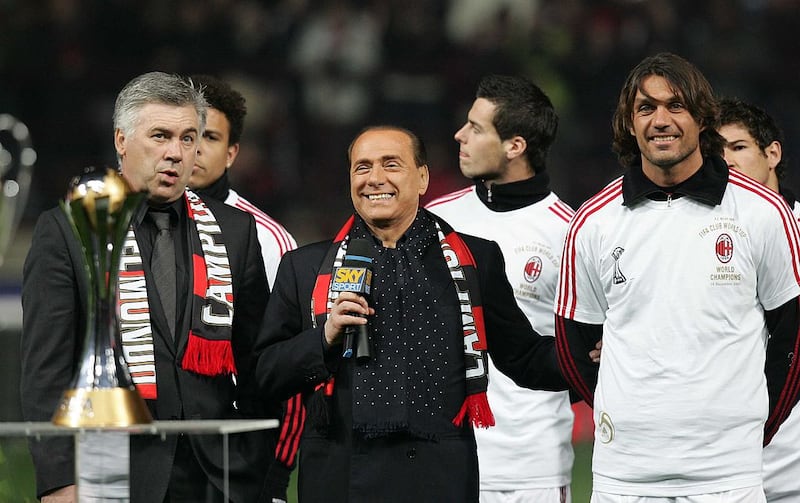 De izquierda a derecha: Carlo Ancelotti (entonces DT del club), Silvio Berlusconi (propietario) y Paolo Maldini (capitán) del Milan