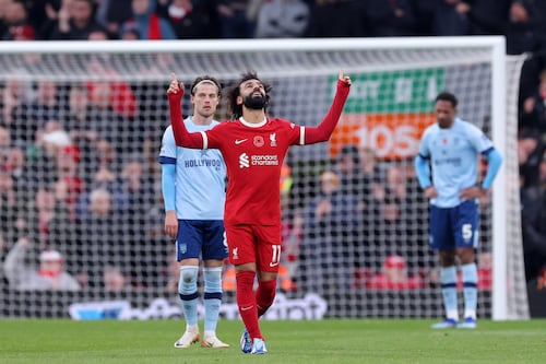 Liverpool golea y llega a la cima de la tabla en la Premier League
