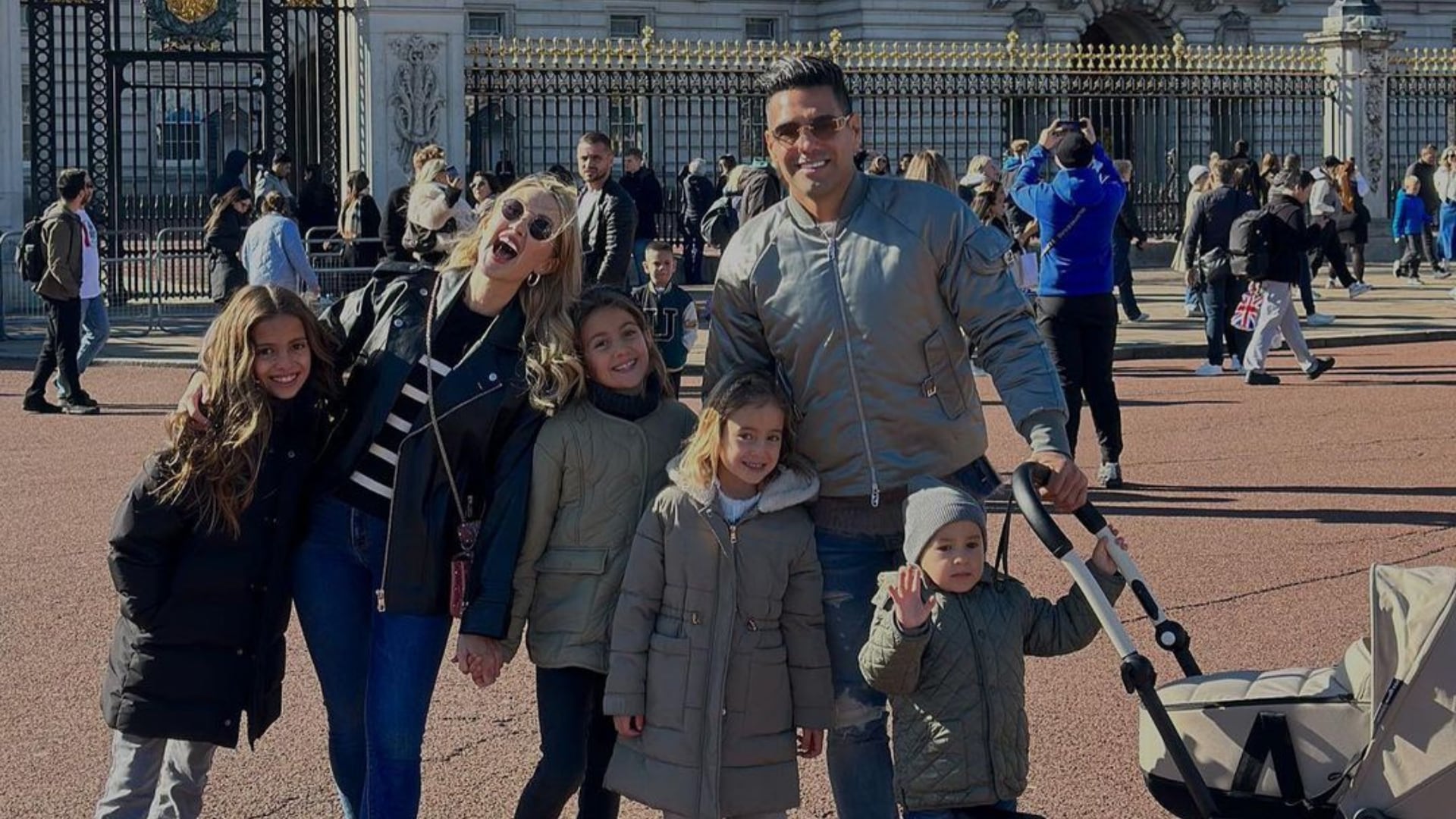 Radamel Falcao y su esposa viajaron por primera vez con sus cinco hijos, ¿cómo les fue?