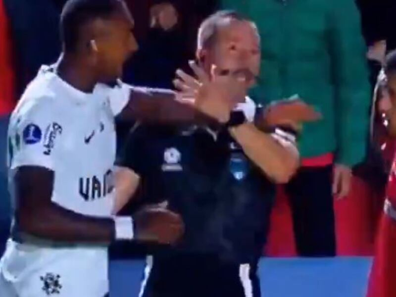 “Te pego en la cara, m…”, jugador le metió la mano al juez de línea en la Copa Sudamericana