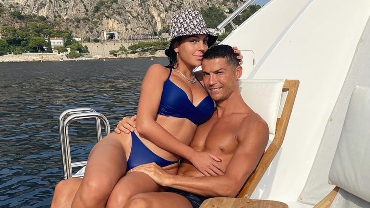 Georgina Rodríguez posa en bikini en la playa al lado de su pareja, Cristiano Ronaldo