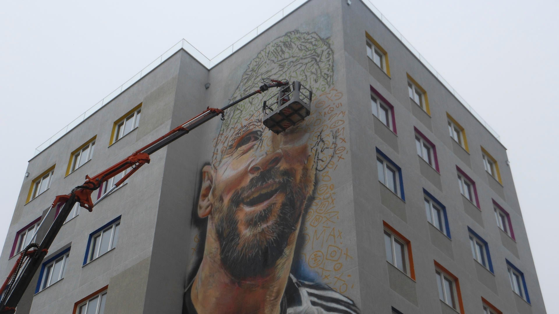 Gigantesco mural de Messi impresiona en plena capital de Albania