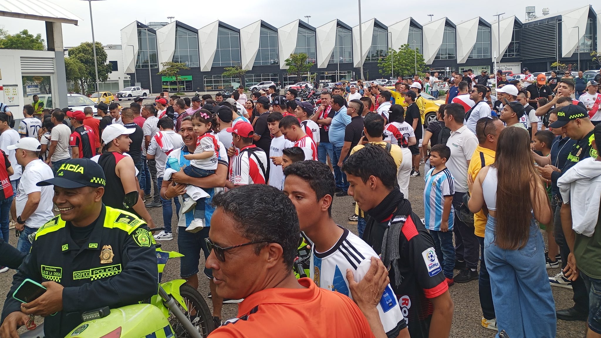 Locura total en recibimiento masivo a River Plate en Colombia en donde pareciera local