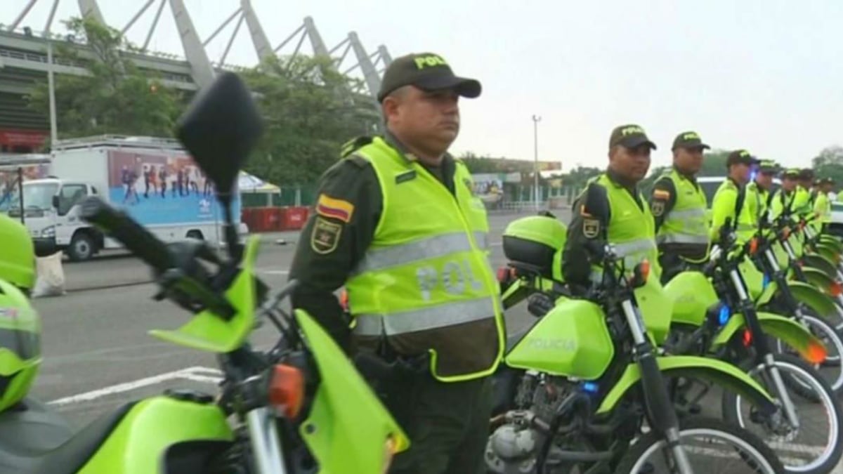 Uniformados frente al Estadio Metropolitano en Barranquilla.
