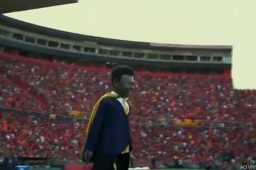 ‘Bizarro’ homenaje: Muñeco gigante de Pelé con la ‘bragueta abierta’ generó controversia en Brasil