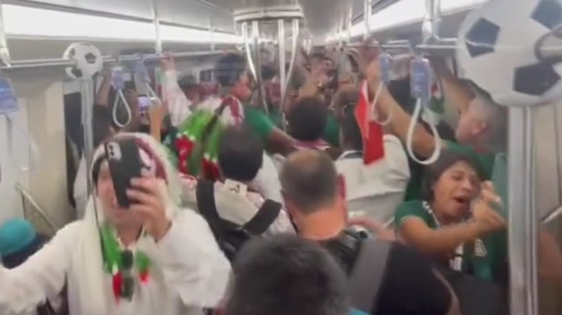 Hinchadas de Argentina y México en metro de Qatar
